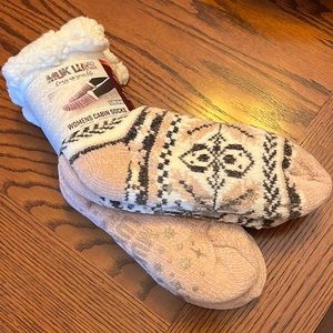 2 pair cozy Muk Luks women’s cabin socks. Size 8-10 or L/XL.